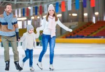 patines sobre hielo en familia