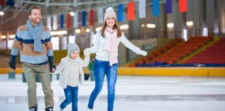 patines sobre hielo en familia