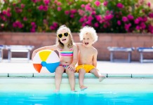 piscina con niños