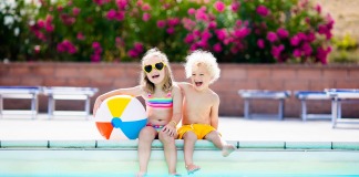 piscina con niños