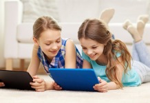 niñas navegando internet