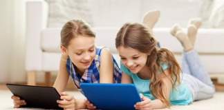 niñas navegando internet