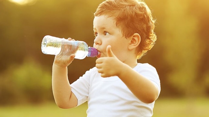 beber agua para protegerse del sol