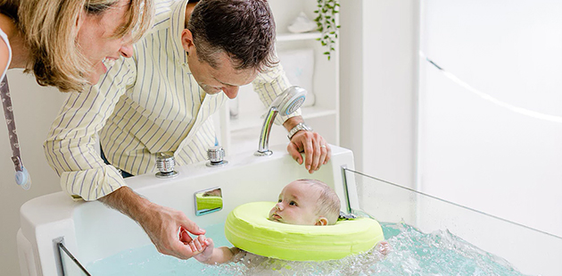 masaje infantil en un spa para bebés de 0 a 12 meses