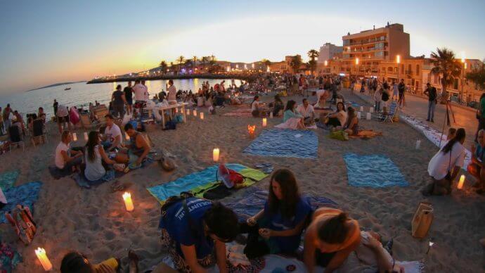 Cenas junto a las hogueras de San Juan en la Playa de Alicante