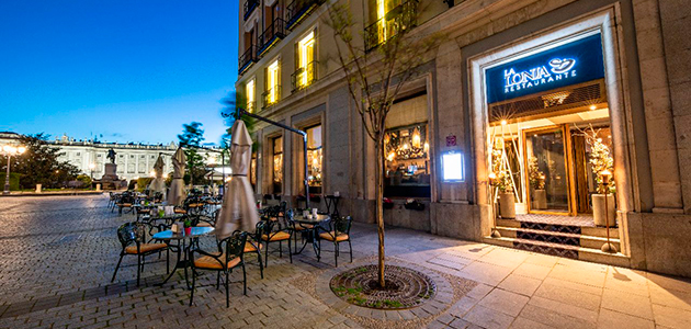 Restaurante La Lonja frente al Palacio Real de Madrid