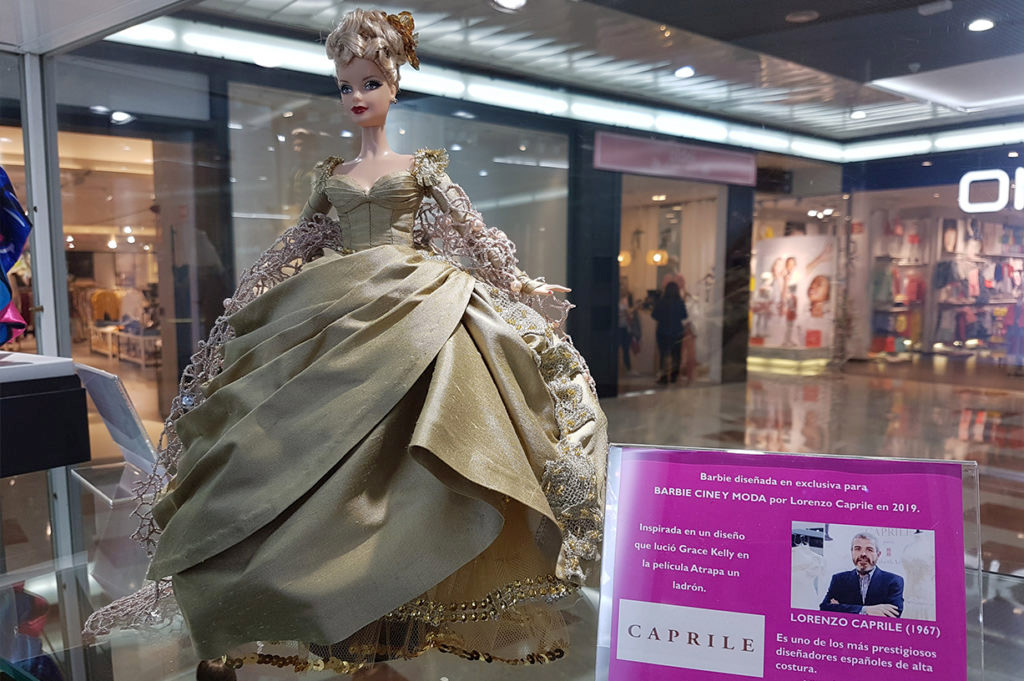 Muñeca Barbie vestida por Lorenzo Caprile en el centro comercial moda shopping