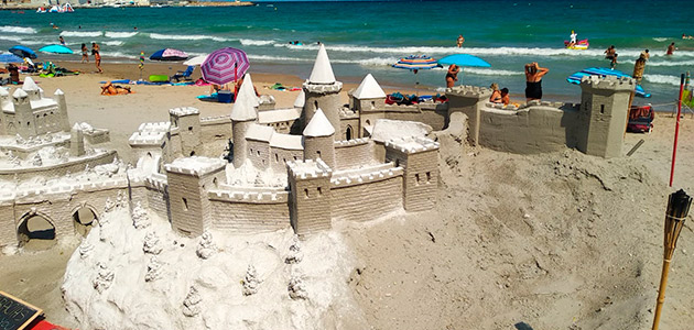 Castillos en la arena playa Campello