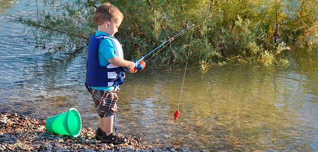 pesca con niños en el pantano
